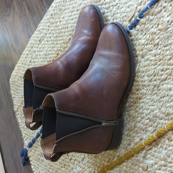 Carly Zip Chelsea boot. Frye, brown 6.5, good condition - Picture 1 of 3